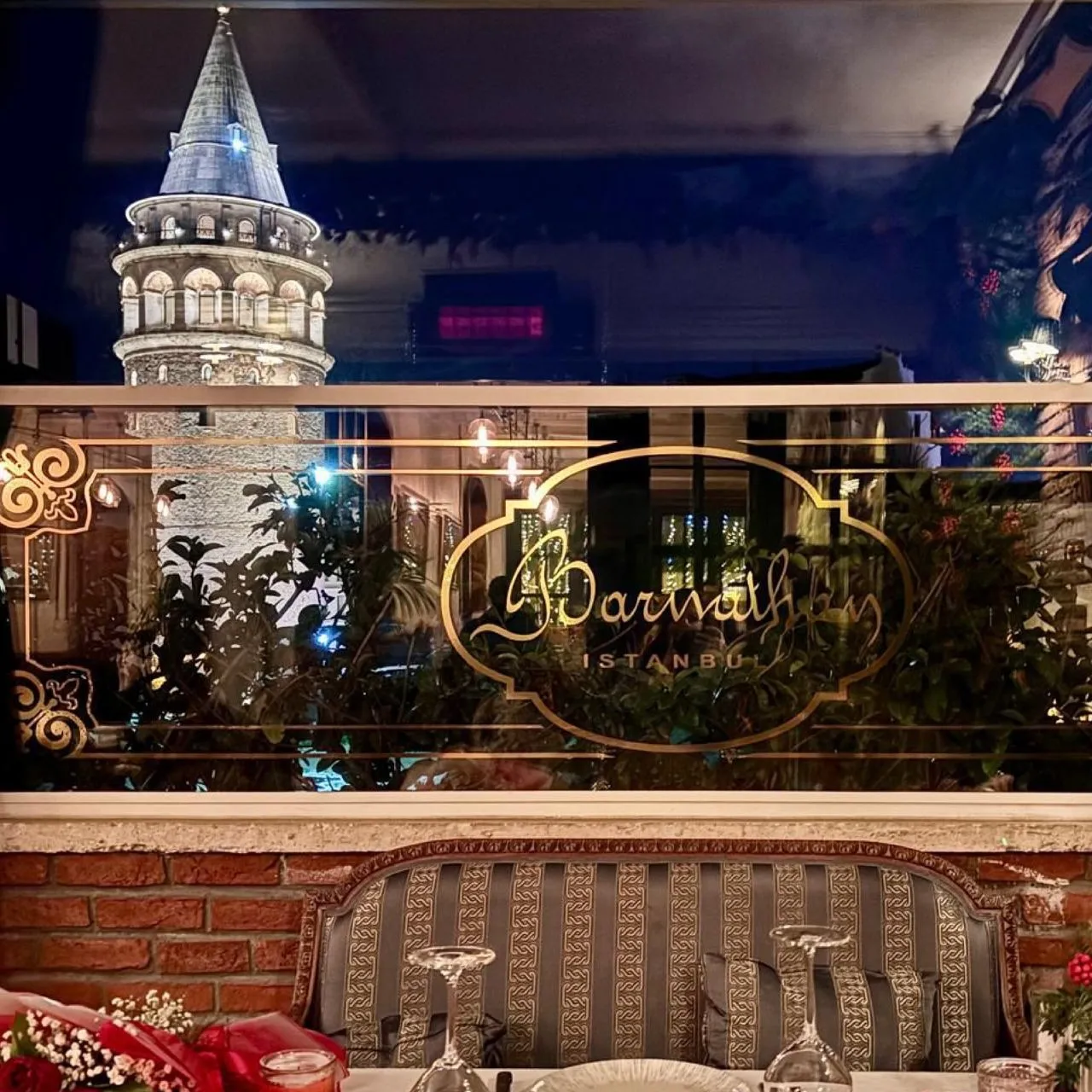 Galata Kulesi Manzaralı Bahçe